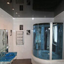 Натяжной потолок в ванной