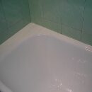 Как заделать щель между ванной и стеной